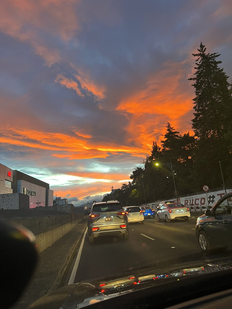quienereswey's tweet photo. @EnriqueEnVivo  venía saliendo del aeropuerto, vengo llegando de Monterrey, y me recibe esta ciudad con este espectáculo de cielo... https://t.co/jOmAauufGX