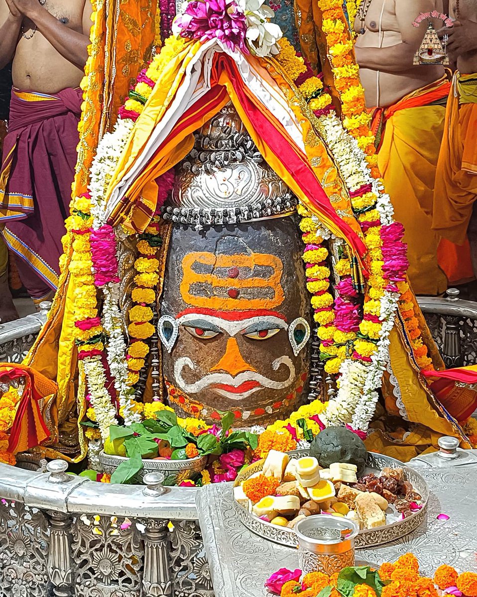 12Jyotirling's tweet photo. श्री महाकालेश्वर ज्योतिर्लिंग जी के आज के भस्म आरती श्रृंगार दिव्य दर्शन 12.10.2023 https://t.co/d62Vzq2lir