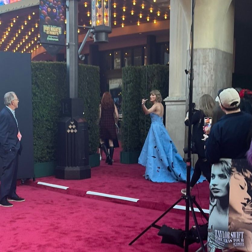 PopCrave's tweet photo. Taylor Swift at the ‘Eras Tour’ concert film red carpet premiere in Los Angeles. https://t.co/9vQFExi6UC