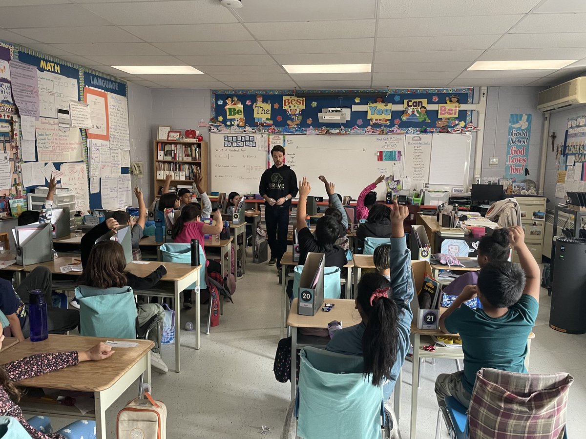 BaltazarGVANIER's tweet photo. Learning about “starters” and “targets”, as well as how our own “friends” can become bullies to us, from BRAVE facilitator Kevin. It was an afternoon of learning, sharing and discussing. We look forward to our next ⁦@Brave_Education⁩ workshop! #VanierVikings https://t.co/P45uBrOH06