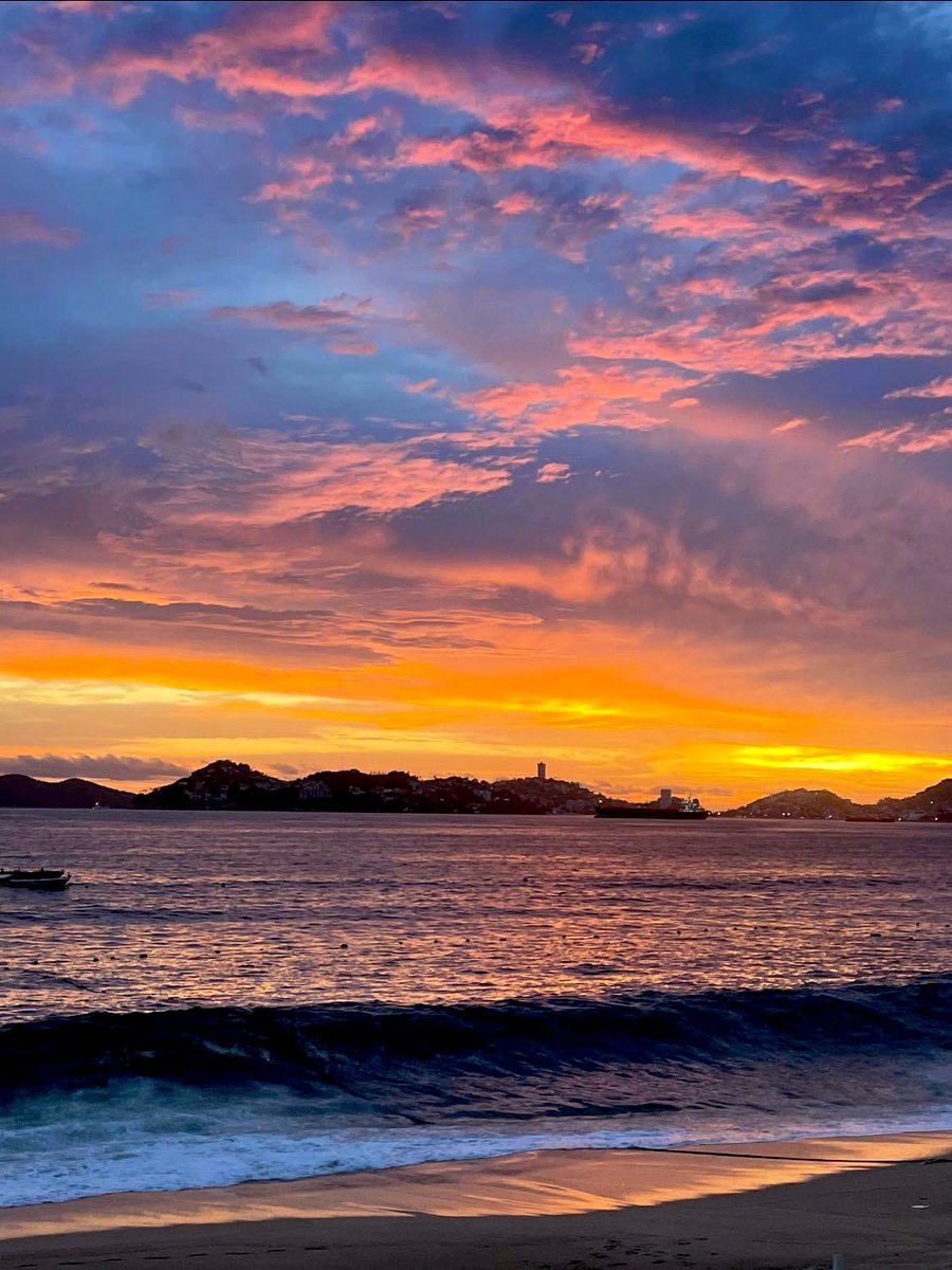 Vuelven los colores del atardecer al puerto de Acapulco.