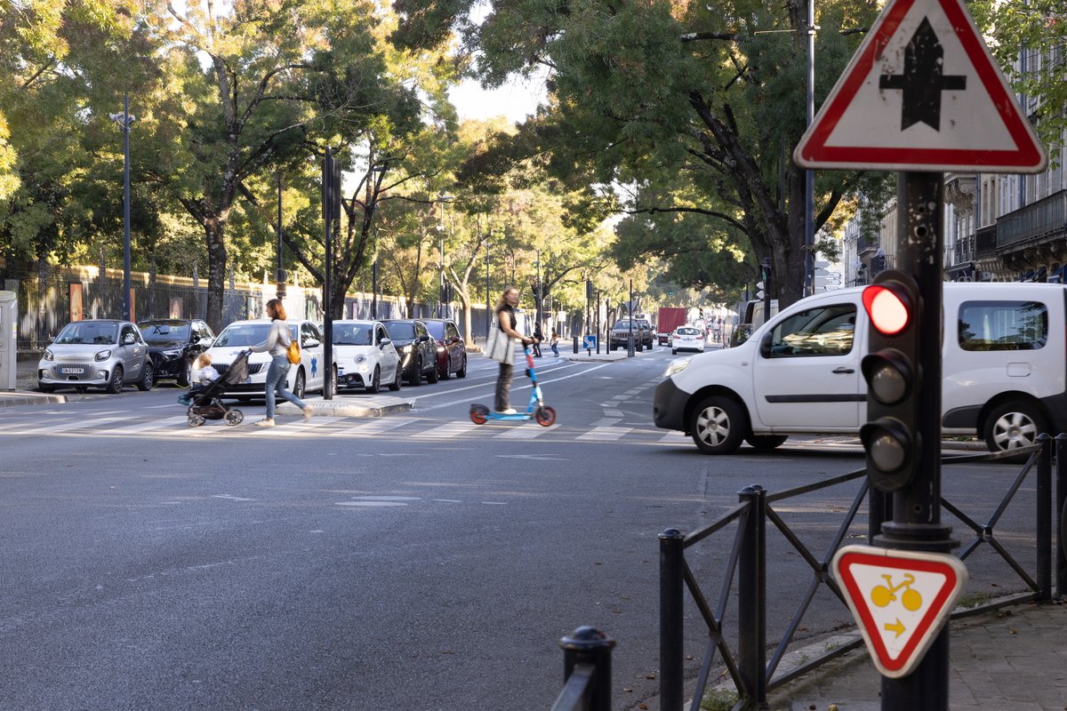 SO_Bordeaux's tweet photo. Bordeaux : percutée à trottinette par la voiture du maire Pierre Hurmic, une étudiante porte plainte
https://t.co/6O8peYlh59 https://t.co/veE6Lw2mH4