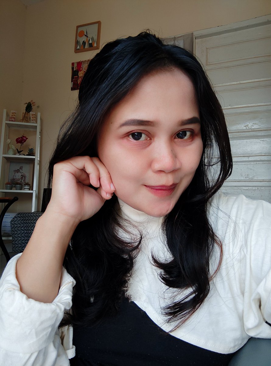 Beliau ini berusaha untuk tetap fit selamanya, karena suami dan kedua anak"nya sangat bergantung sama dia. Sungguh mulia dan cantik.