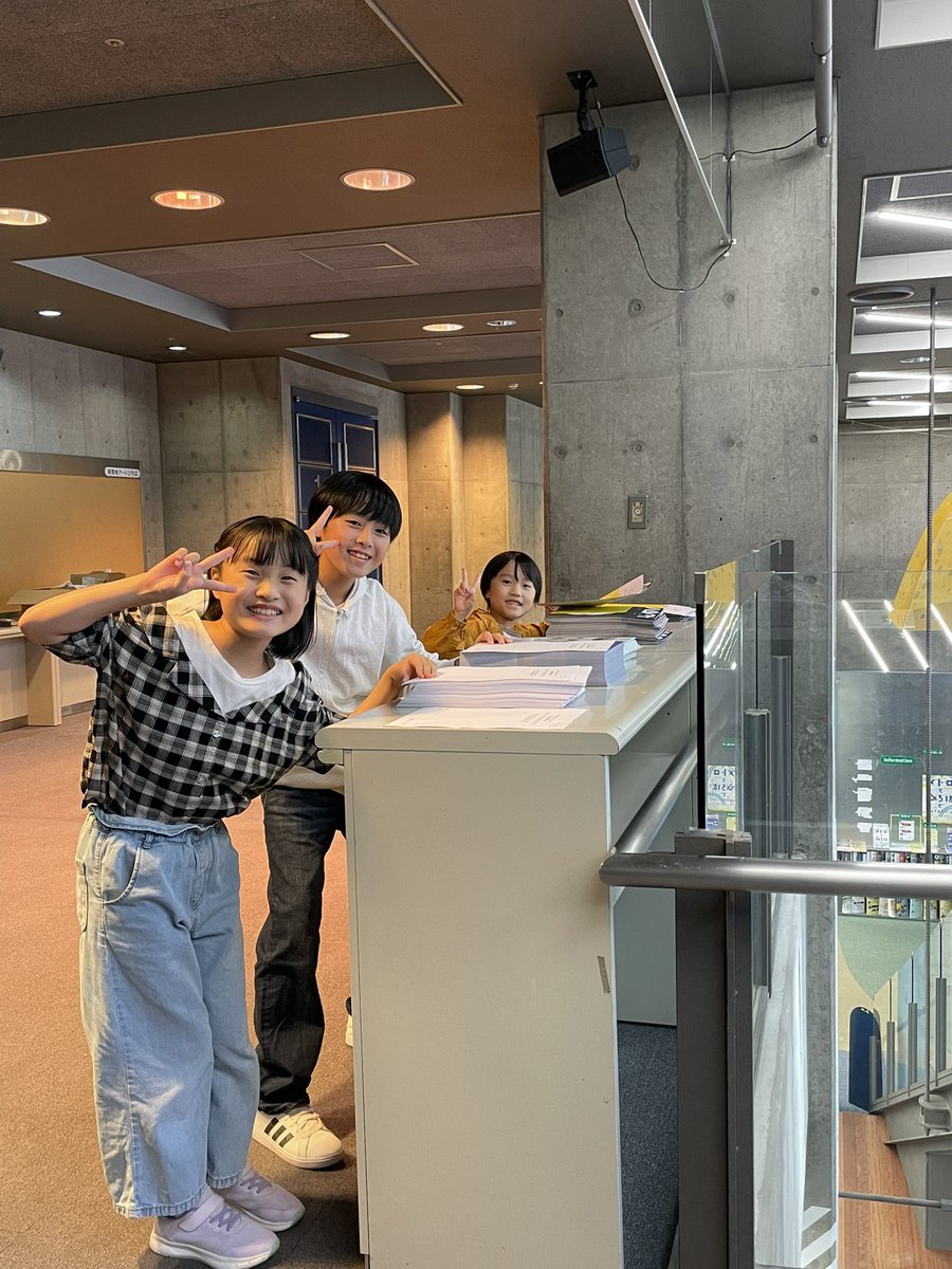 挟み込みを手伝ってくれています😊
ありがとう！

#振付師目線現場レポート