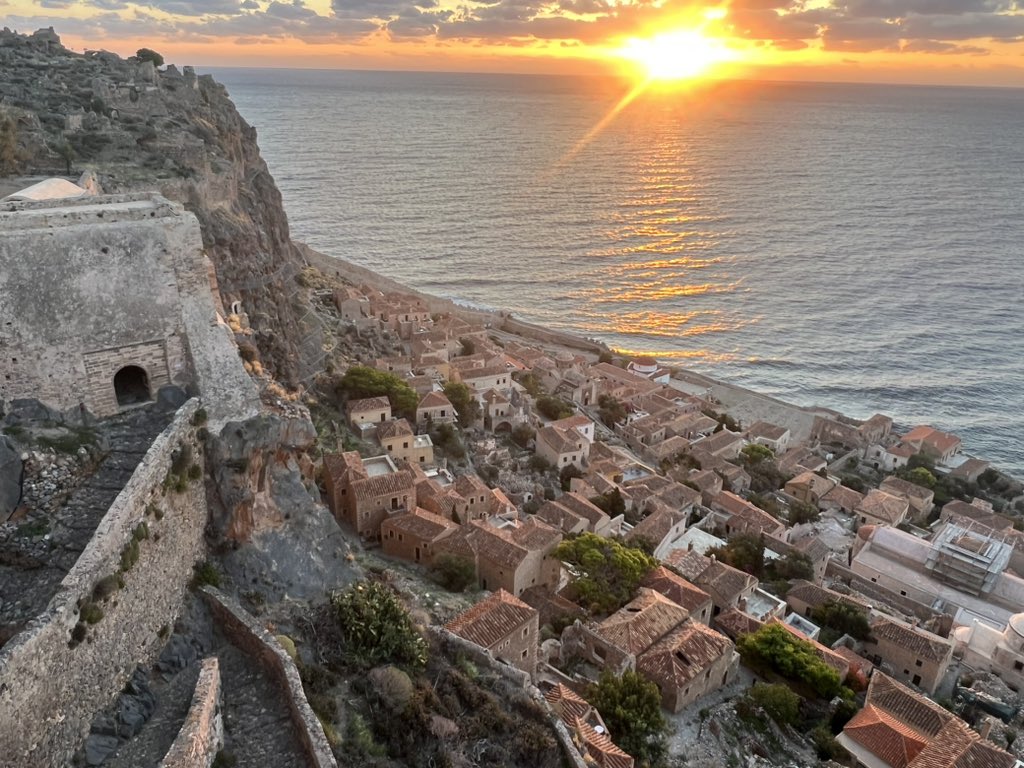 bonkowskimw's tweet image. Monemvassia at dusk and dawn. 
What a magical place. 
🇬🇷

#mastersofwine #mwpeloponnesetrip