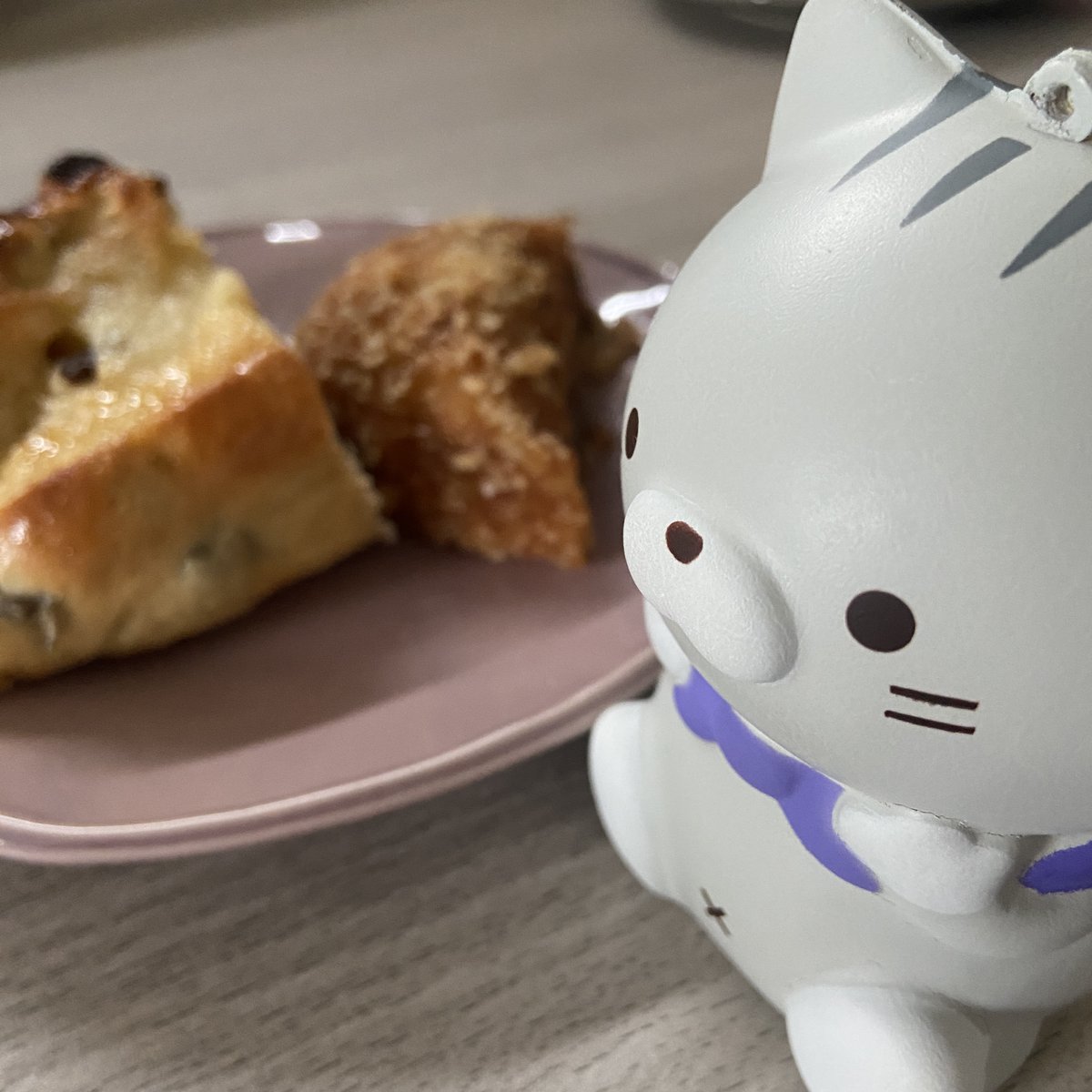 お昼に甘いもの(フィギュア)の写真撮ったら帰るまでずーっと忘れられなくて、帰宅途中の閉店前パン屋さんへ駆け込み👟💨
あま～い菓子パンの気配にアメモリくんもそわそわしてます🐾🍬
#ミケムラさんといっしょ #パン屋