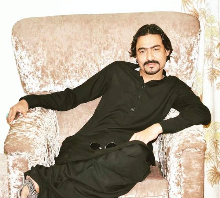 ImranKhanzada_'s tweet image. مجھ کو پینی تھی چشمِ ساقی سے
لوگ سمجھے ، شراب مانگے گا

کیجئے اُن پہ مت ہجومِ نگاہ
اُن کا چہرہ نقاب مانگے گا

چشمِ ساقی نصیرؔ اُٹھے تو سہی
پارسا بھی شراب مانگے گا.

#Sain 💔💔