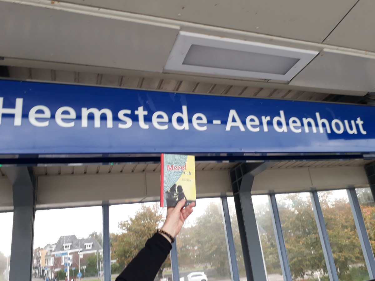 prins_ingrid's tweet photo. Merel en ik op station Heemstede-Aerdenhout.
Boek over nieuwe vrienden, jaloers zijn, sorry zeggen, muziek en gelukssokken. Voor 9+. Uitgeverij De Eenhoorn.
#Merelenik #heemstede #aerdenhout #kinderboekenweek #jeugdboek #voorlezen #kinderboek #bijmijthuis #kbweek https://t.co/HMjYXI40Pt