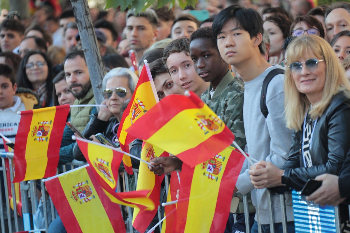 ¡Feliz #DíaDeLaFiestaNacional!🇪🇸✨🎉 Hoy celebramos nuestra unidad, historia y orgullo como país. En el espectacular desfile que se celebra en Madrid a partir de las 11.00 horas, participarán 142 vehículos, 86 aeronaves, 120 caballos y 4,175 personas.¡Esperamos que lo disfrutéis!