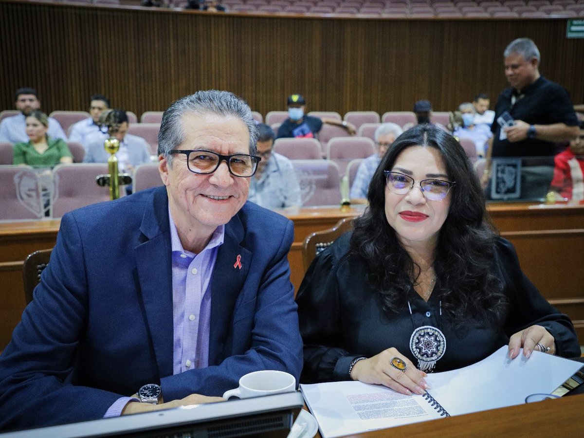VeronicaBatiz's tweet photo. Allá en mi partido, los Morenos nos reunimos, me subí a tribuna para hablar sobre la salud mental, recibimos en la Comisión que presido al subsecretario de Planeación, y me fui a la radio.. como dice un amigo  "hay que divertirse y vivir haciendo lo que nos gusta".. Abrazos 🤗 https://t.co/qutrnlDFTf