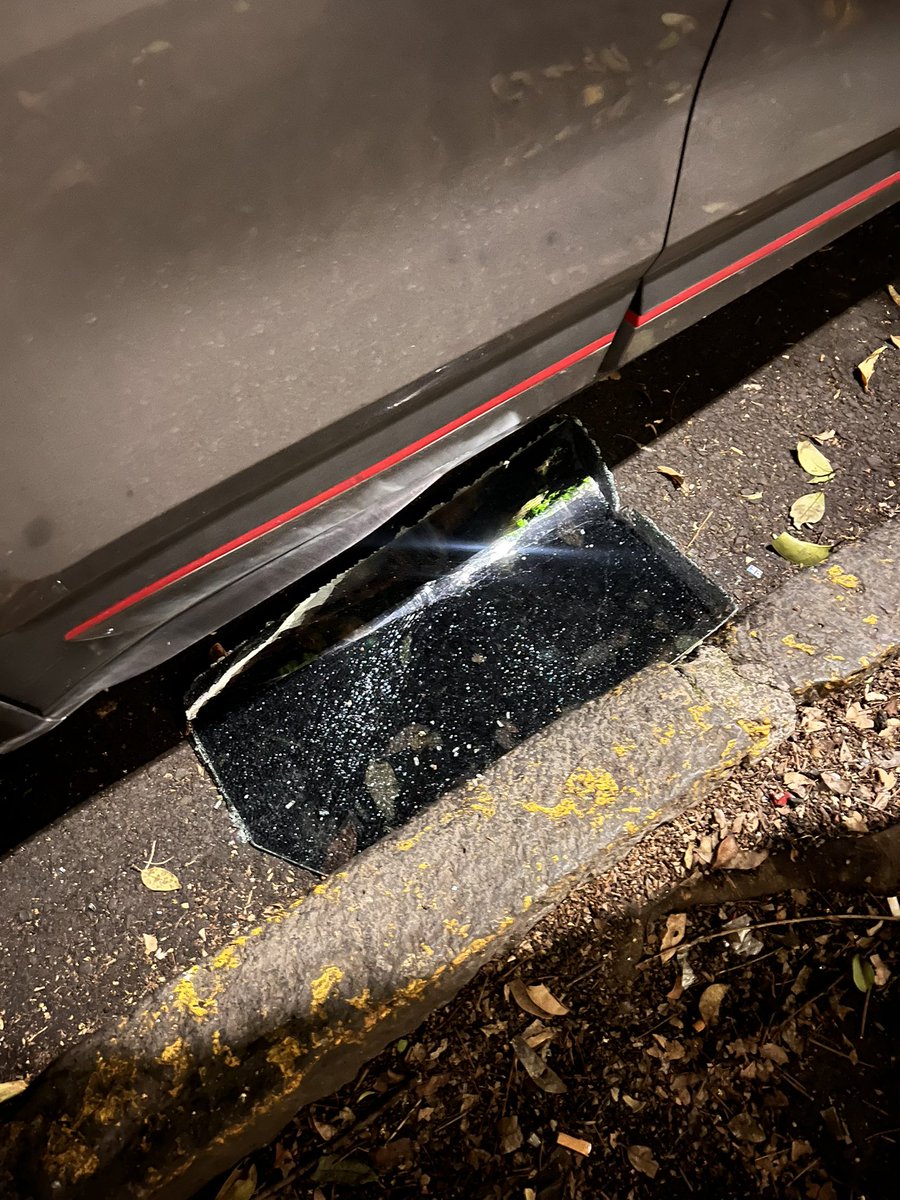 Beatriz_LR01's tweet photo. Y así las cosas en la @AlcCuauhtemocMx saliendo de cenar en la Av. Tamaulipas y Benjamín Hill, cristalazo a mi camioneta.
Mientras los encargados de la seguridad andan en campaña, algunos padecemos su ineptitud.
@OHarfuch @martibatres @PabloVazC @UCS_GCDMX @C5_CDMX @SandraCuevas_ https://t.co/0r2TtcH5ai