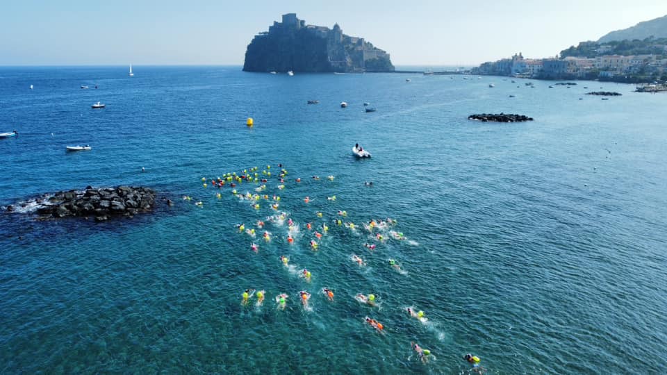 DiscoverIschia's tweet photo. Si sono svolte ad #Ischia le gare della tappa finale dell' #italianopenwatertour 
Nuotatori da 14 nazioni e 57 province, per un totale di 470 persone! https://t.co/CfsOVkQSDh