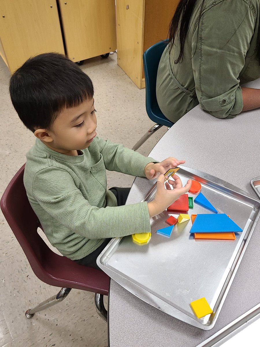 PMPantherCubs's tweet photo. In preschool we create pictures using magnetic shapes. 
@PoplarTreeES 
@MrsRiddileReads https://t.co/wkuRXivnsY
