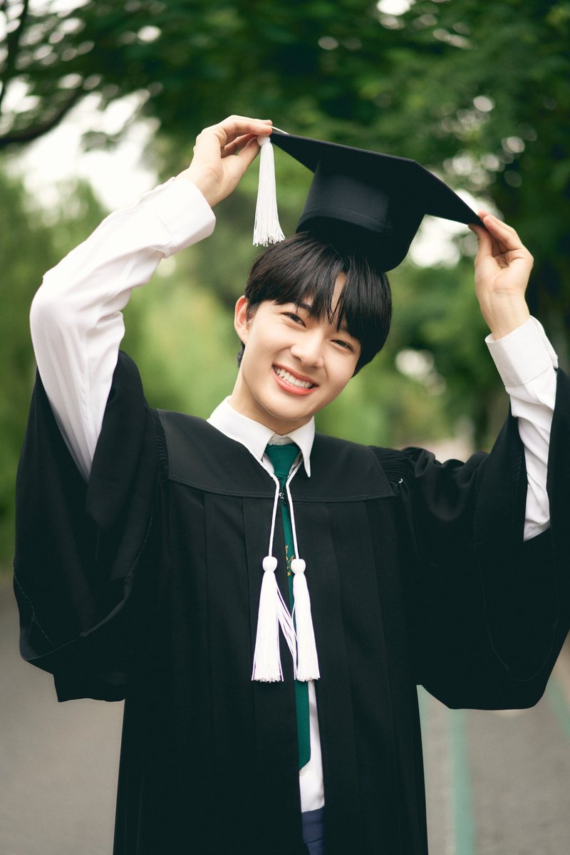 einnnland's tweet image. วันสำคัญอีกวันของน้องนิวมาถึงแล้ว 👨🏻‍🎓

ยินดีกับบัณฑิตตัวน้อยคนเก่ง เกียรตินิยมอันดับ 1 มนุษย์จีน เห็นมาตั้งแต่ลงทะเบียนเรียน อ่านหนังสือสอบ เฝ้าทำการบ้าน วันนี้ประสบผลแน้ว วันสำคัญก่อนก้าวสู้ชีวิตผู้ใหญ่แบบเต็มตัว ขอให้บัณฑิตตัวน้อยพบเจอแต่ความสุขความเจริญในชีวิตน้า…