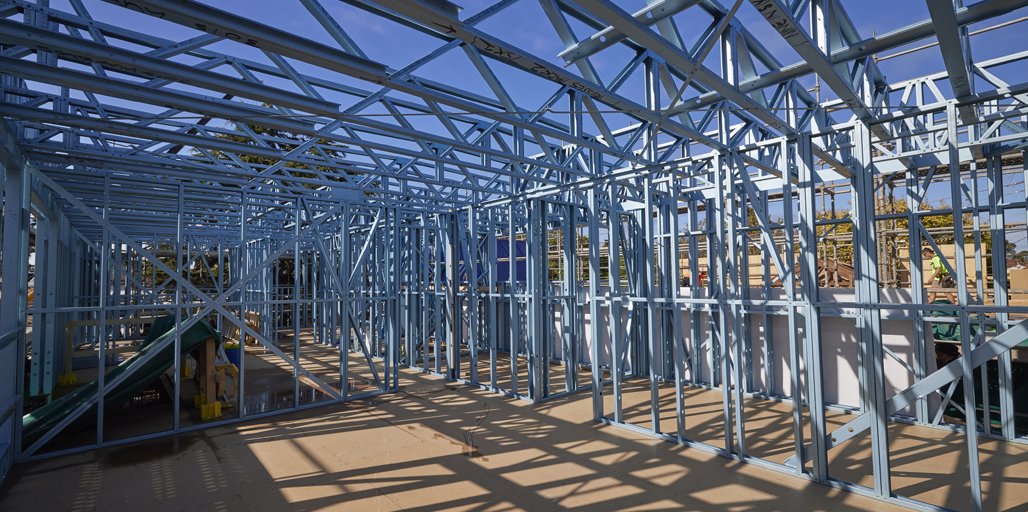 ‘No bracing needed’ with Scott May, <a href="/BlueScopeAus/">BlueScope Australia</a> on site expert adviser.
The the steel frames walls on <a href="/TheBlock/">The Block</a> #madefromfromTRUECOREsteel are designed with bracing included so you don’t have to pack out your walls. spr.ly/6017uTPih

#theblock #TRUECOREsteel #madetolast