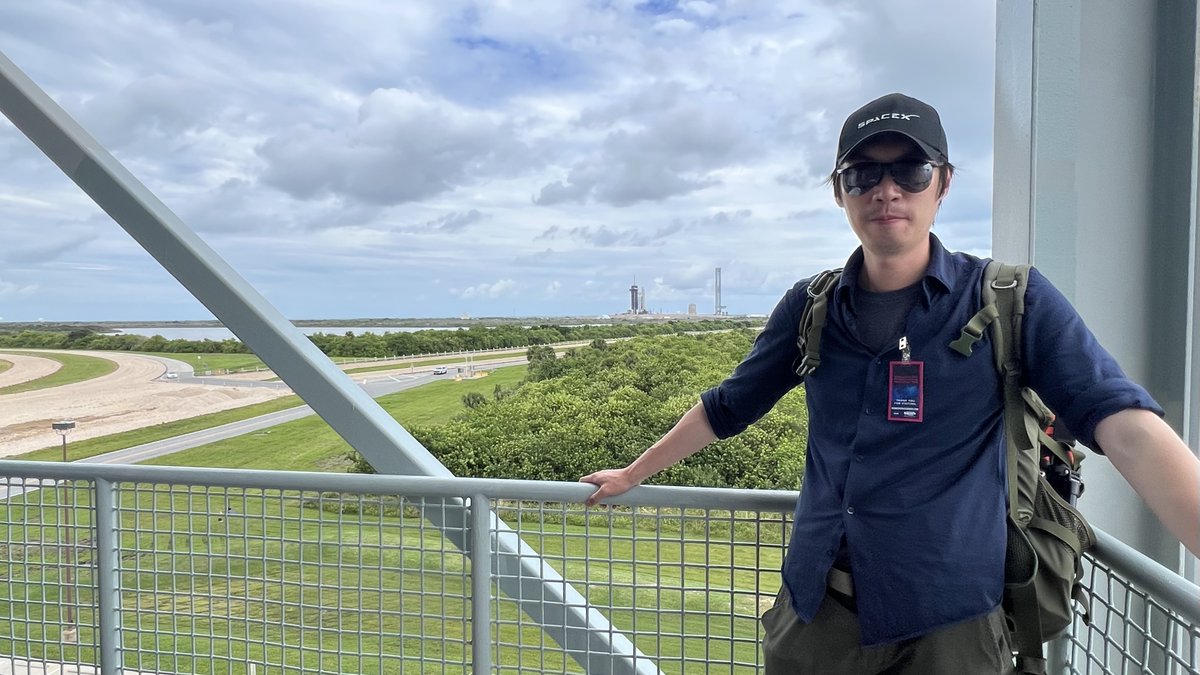 CaptainWenjun's tweet photo. This is my first time to see the #SpaceX #Falcon_Heavy with my own eyes.🚀 #MissionToPsyche @ExploreSpaceKSC @NASAKennedy https://t.co/I6lAjPXQAw