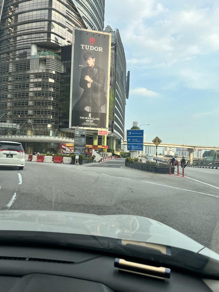 brgsjks's tweet image. Koleksi jalan raya di Malaysia yang memeningkan.

1. KL Eco City x Midvalley
Simpang paling sesat dan memang berpusing pusing. Ration 10 kali naik grab, 9 driver konfem sesat. Ni bukan jalan time loop, ni mungkin blackhole atau disorok bunian.