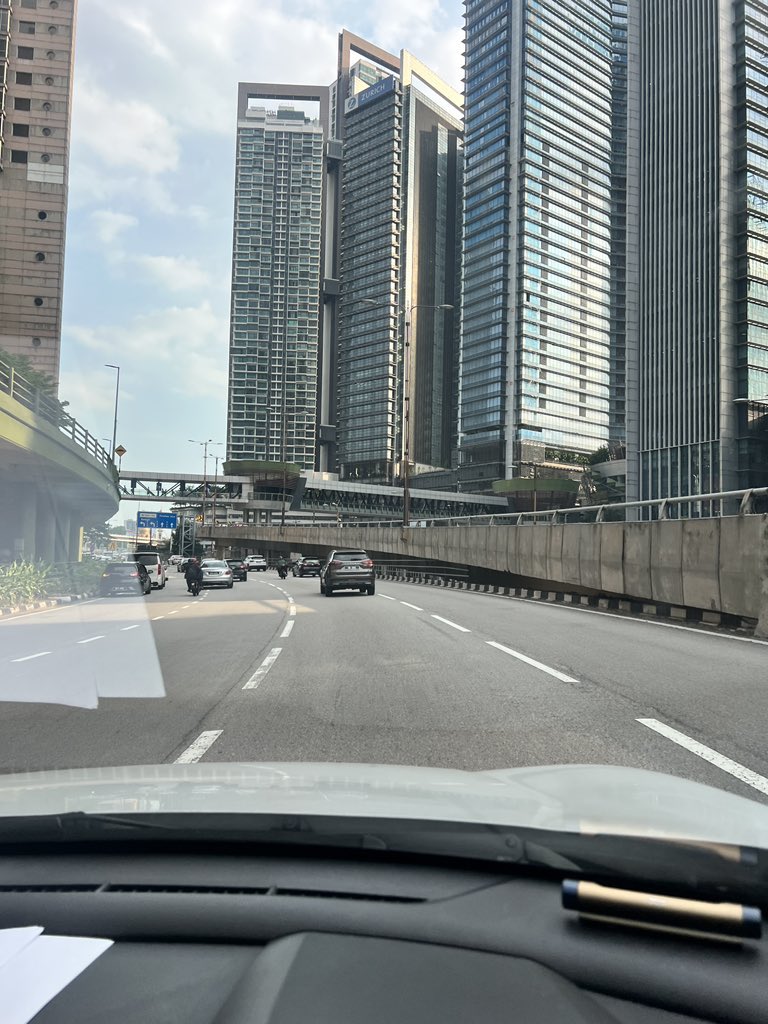 brgsjks's tweet image. Koleksi jalan raya di Malaysia yang memeningkan.

1. KL Eco City x Midvalley
Simpang paling sesat dan memang berpusing pusing. Ration 10 kali naik grab, 9 driver konfem sesat. Ni bukan jalan time loop, ni mungkin blackhole atau disorok bunian.