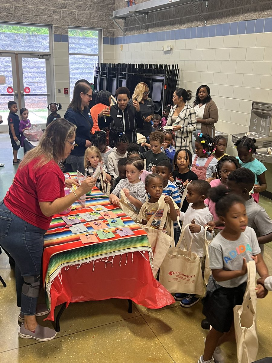 kristigarcia2's tweet image. Thanks to Ms. Boswell, the Arcadia staff, Mrs. Shuler and @GWrightArcadia for bringing #HispanicHeritage to life through art, music, food, resources and literacy for #ParentInvolvementDay! @TCSESL @TCSBoardofEd