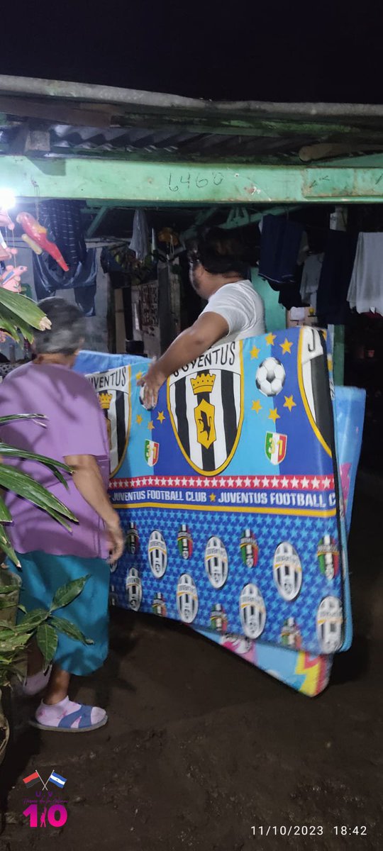 El Gobierno Sandinista muestra su firme compromiso con las familias afectadas por las lluvias en Sabana Grande, sector Los Cocos del Distrito 7.2 de Managua al proporcionar una respuesta inmediata y el apoyo necesario en estos momentos difíciles. ⛈️🛏

Trabajando en Unidad para..