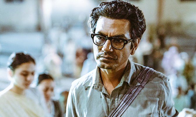 manto_writes's tweet photo. لمبے لمبے جلوس نکال کر، منوں بھاری ہاروں کے نیچے دب کر، چوراہوں پر طویل طویل تقریروں کے کھوکھلے الفاظ بکھیر کر، ہماری قوم کے یہ نام نہاد رہنما صرف اپنے لئے ایسا راستہ بناتے ہیں جو عیش و عشرت کی طرف جاتا ہے۔

سعادت حسن منٹو 📖 https://t.co/5ZR6LkDGp1