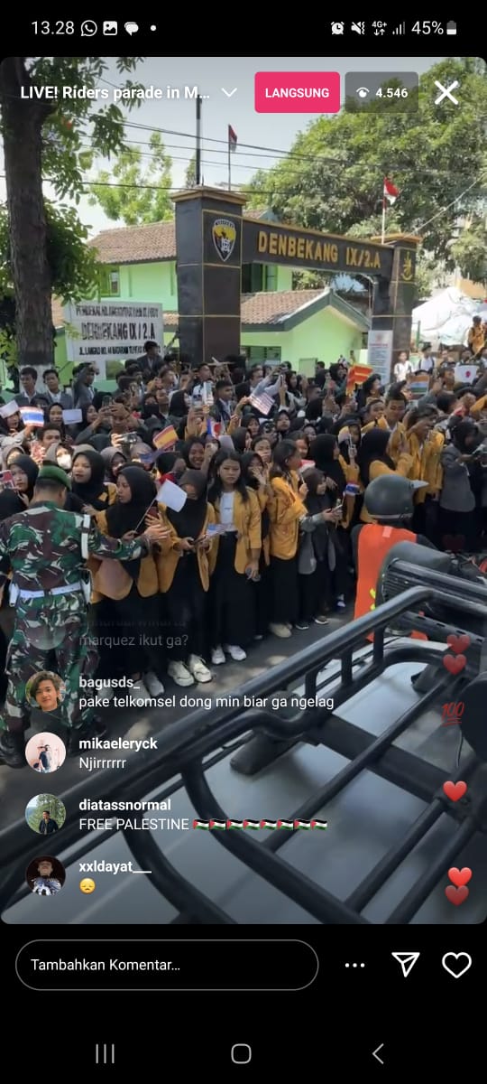 DikaraDikaaa's tweet photo. Parade riders MotoGP di Mataram NTB disambut baik kalangan pelajar dan dewasa, mereka berebut untuk berjabat tangan dengan para riders. Hanya ada kemeriahan  warga menyambut MotoGP Mandalika di NTB #motogpgaspol #motogp #MotoGPMandalika https://t.co/SayVOBKBC8