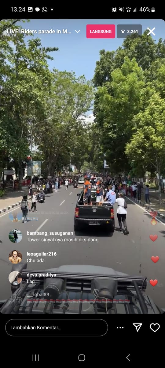 DikaraDikaaa's tweet photo. Parade riders MotoGP di Mataram NTB disambut baik kalangan pelajar dan dewasa, mereka berebut untuk berjabat tangan dengan para riders. Hanya ada kemeriahan  warga menyambut MotoGP Mandalika di NTB #motogpgaspol #motogp #MotoGPMandalika https://t.co/SayVOBKBC8