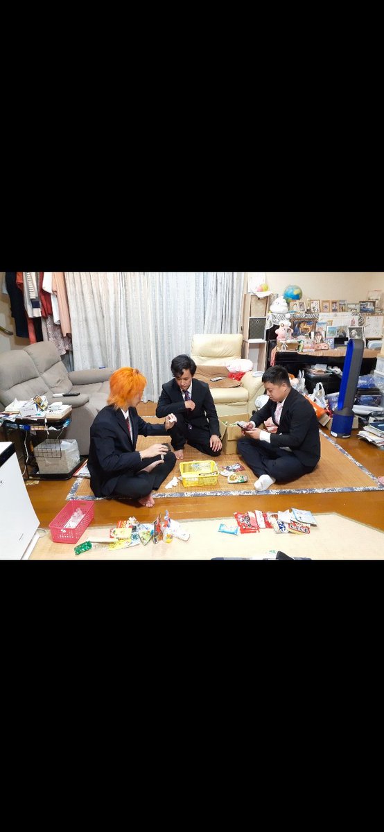 mxiaoliujin's tweet photo. 10周年おめでとう！🎉🎉🎉🎉🎉🎉🎉🎉🎉🎉
💗💛💙🧡💚🤎
おバカな事してる彼らだけど裏では真剣に頑張ってる所見てるから10周年がなかなか感慨深いです
これからどうなっていくのかな
変わらず面白い事するのかな
どんな君らもずっと応援しているよ
(母がこっそり撮った写真です 🤫 ﾅｲｼｮ) https://t.co/LhKlaD1X23