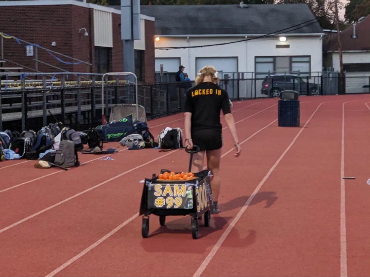 Coach_Provost's tweet photo. #WMFH Another game, another tie 🏑 It was a wild 2-2 battle against Ramsey. Congrats to our girl, Krauty on earning her 300th career save!! Enjoy your 300 (60lbs!!) clementines 🍊 https://t.co/LifnmmIWbP