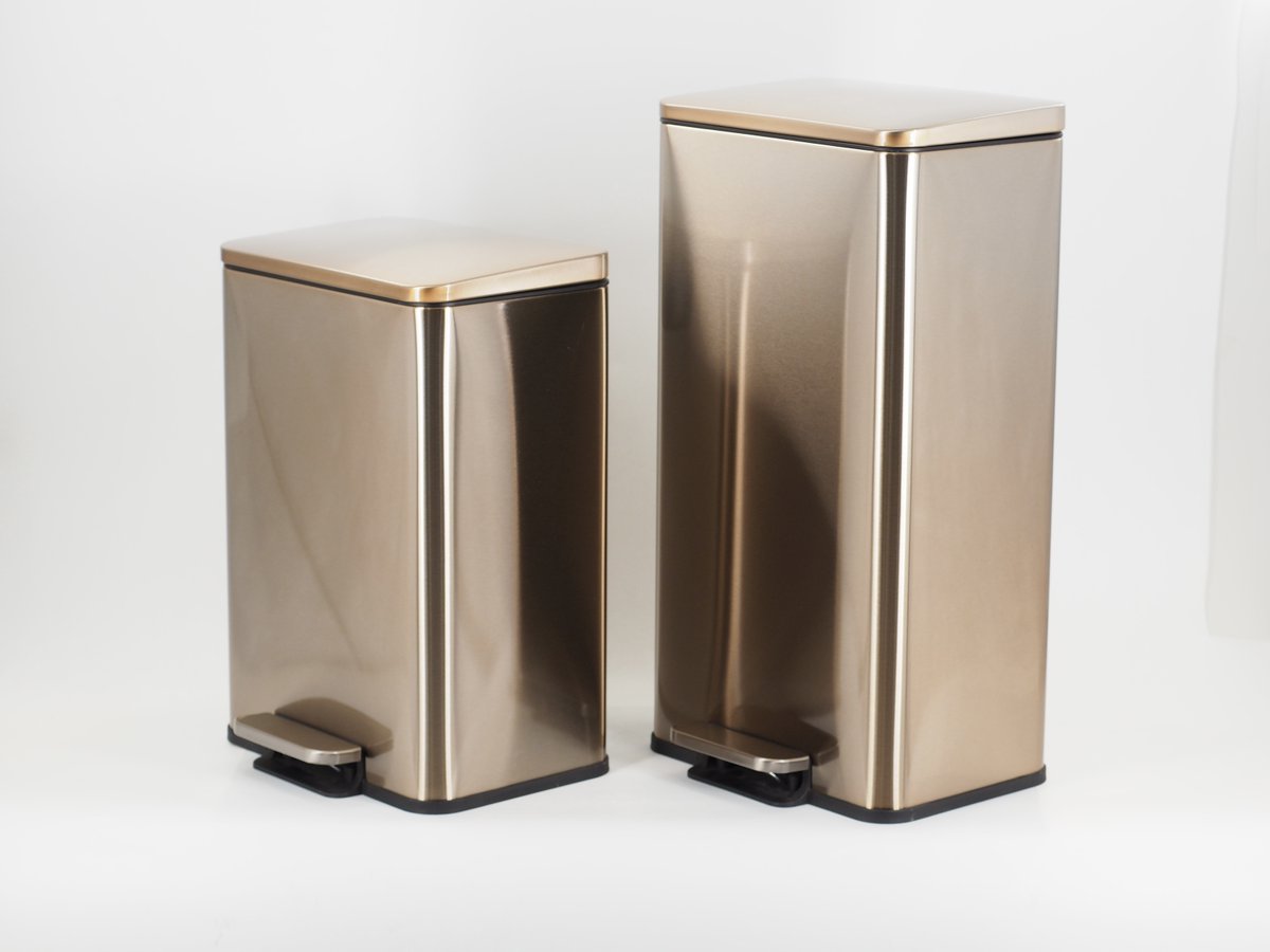 🗑️ High-quality Trash Can ✨
Gold, Large capacity, Stainless steel

#ElegantTrashCan #KingswayHouseware #SpaceEnhancement