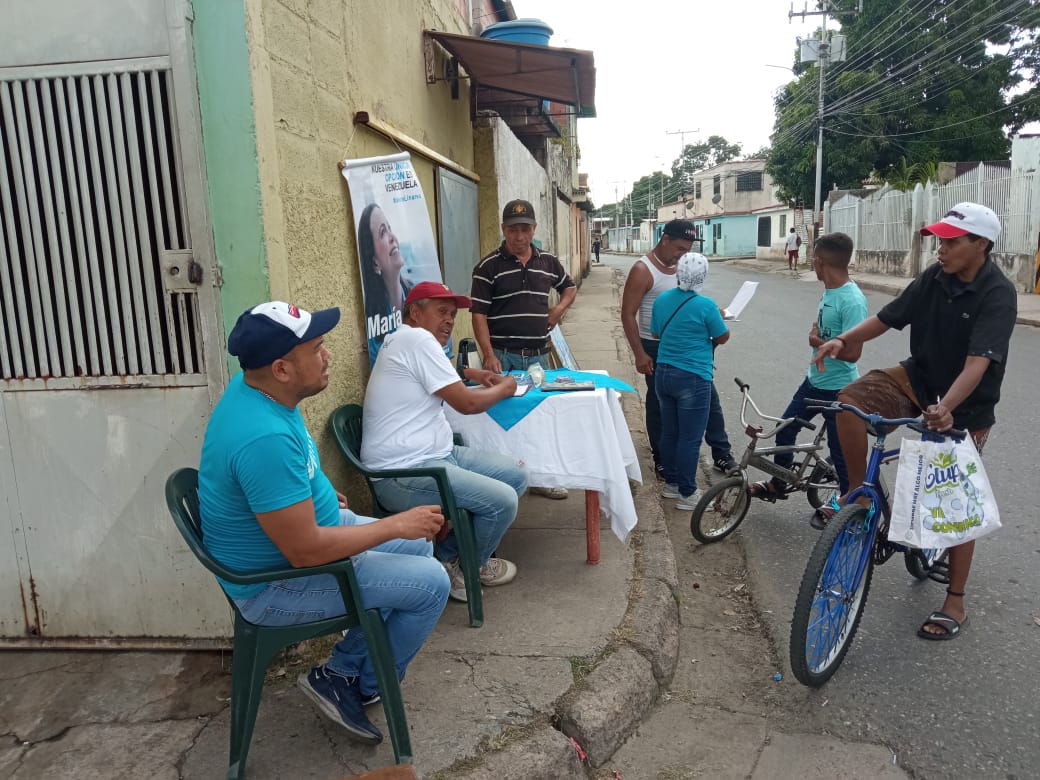 Joelleonar's tweet photo. El trabajo de informar a los votantes del municipio #Linares continúa en el sector 18 de mayo de la parroquia #FcoDeMiranda.
Que nadie se quede sin saber donde votar, vamos por la Libertad con @MariaCorinaYA #vamosHastaElFinal https://t.co/fiPuQr9WVa