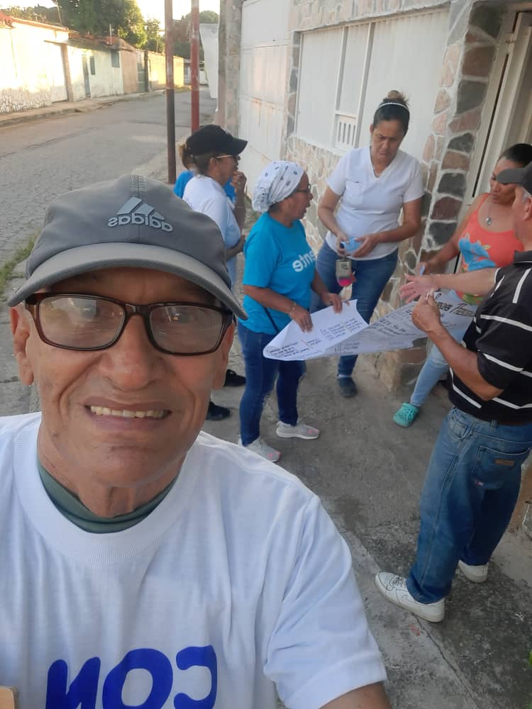 Joelleonar's tweet photo. El trabajo de informar a los votantes del municipio #Linares continúa en el sector 18 de mayo de la parroquia #FcoDeMiranda.
Que nadie se quede sin saber donde votar, vamos por la Libertad con @MariaCorinaYA #vamosHastaElFinal https://t.co/fiPuQr9WVa