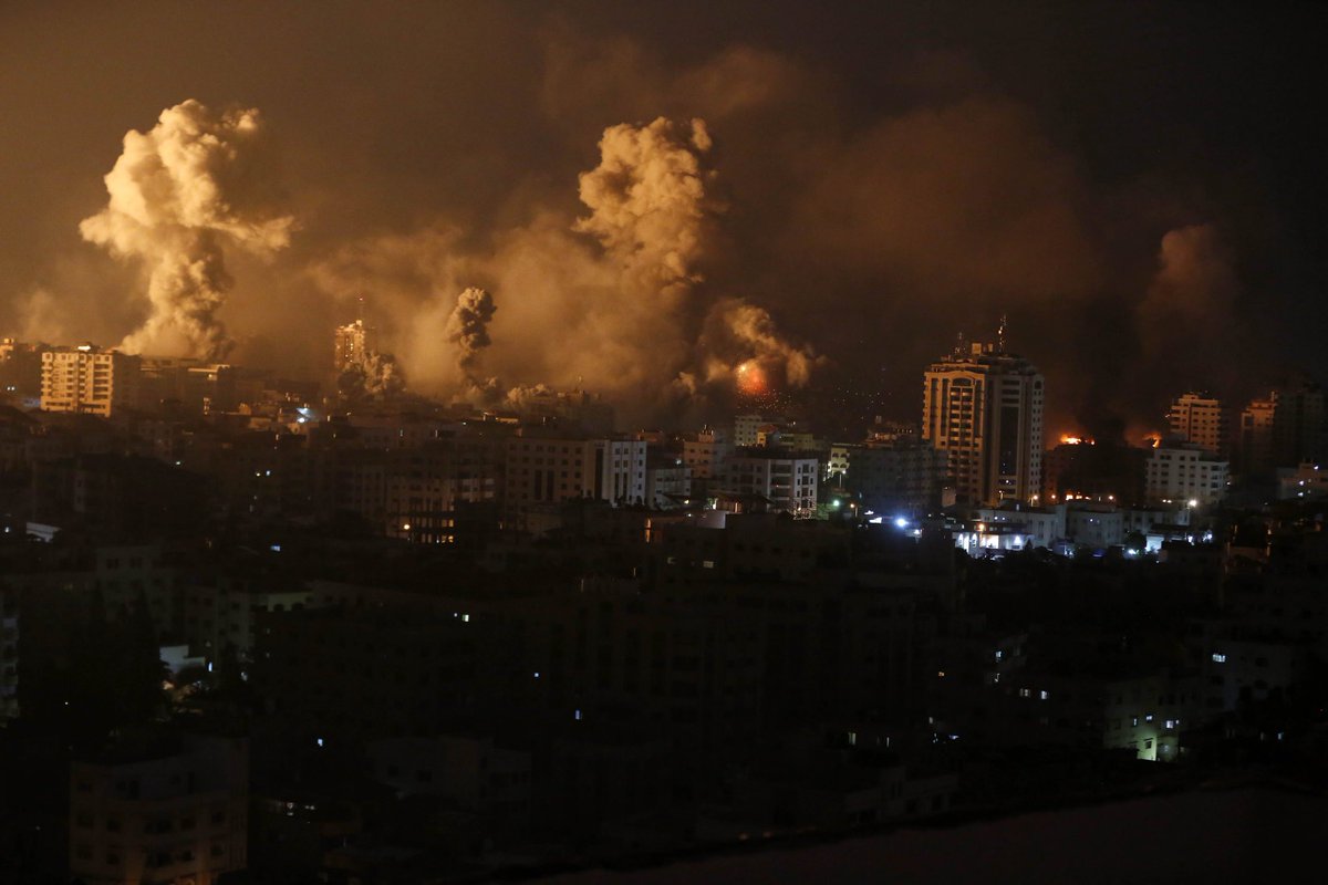 DonIzquierdo_'s tweet photo. 🚨ATENCIÓN: Gente, vamos a hacer bulla con lo que está pasando en la Franja de Gaza. 2,3 millones de personas se quedan sin servicios vitales. Los hospitales están colapsados, no tienen recursos. No tienen luz. La vida de millones de personas corre grave peligro. ‼️ 

Si ellos no pueden hablar, entonces nosotros vamos a alzar la voz por ese pueblo.

#SOSPalestina