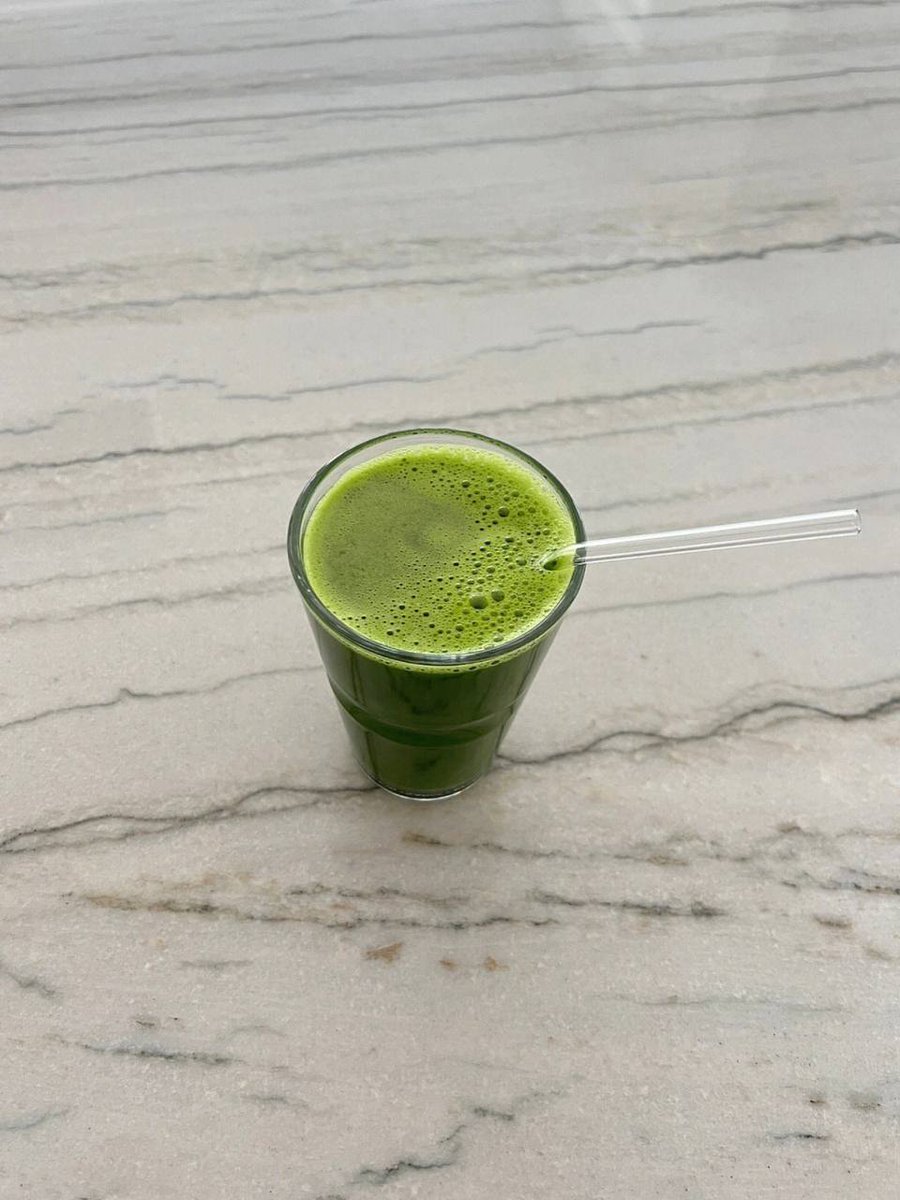 For a slim, healthy body, make green juice. You can quickly lose weight by drinking  green juice because its nutrients aid to speed up your metabolism.