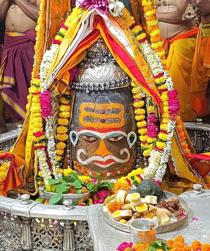 श्री महाकालेश्वर ज्योतिर्लिंग का आज का भस्म आरती श्रृंगार दर्शन  -आश्विन कृष्ण पक्ष त्रयोदशी स. 2080 (गुरुवार)-12 अक्टूबर 2023
हर हर महादेव 🚩🚩