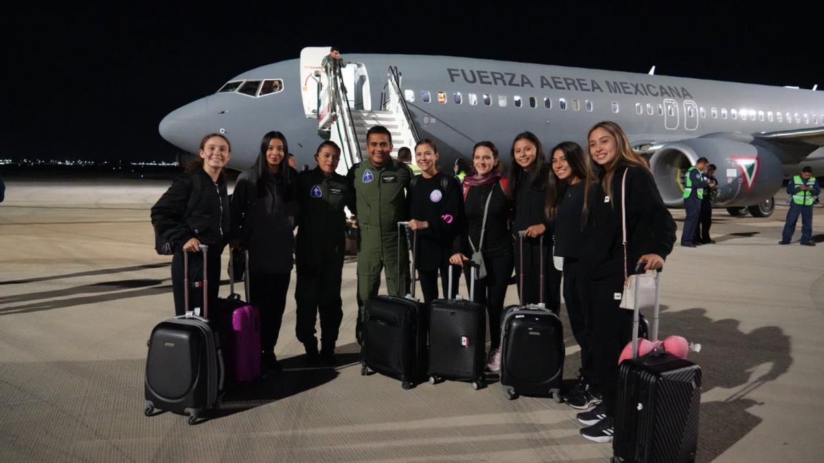 📸 ¡Bienvenidas y bienvenidos a casa! ¡Ya están a salvo! Después de cuatro escalas en Türkiye, Irlanda, Canadá y Estados Unidos, y de cruzar el espacio aéreo de países amigos, el primer avión de la Fuerza Aérea Mexicana de la <a href="/SEDENAmx/">AltoMando</a>, coordinado con el apoyo de la <a href="/SRE_mx/">Relaciones Exteriores</a>,