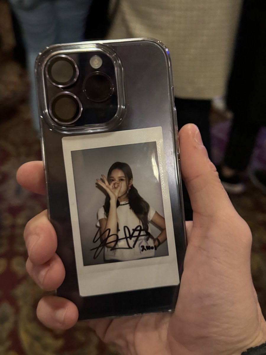 artattack212's tweet photo. I see you, J! 

Never expected to be one of the six in tonight’s audience to find a signed Polaroid under my seat! 

#STAYC #STAYCj #STAYCworldtour #teenfresh #STAYnyC #hiddenpolaroid #kingstheatre https://t.co/F5k1eoPAtj