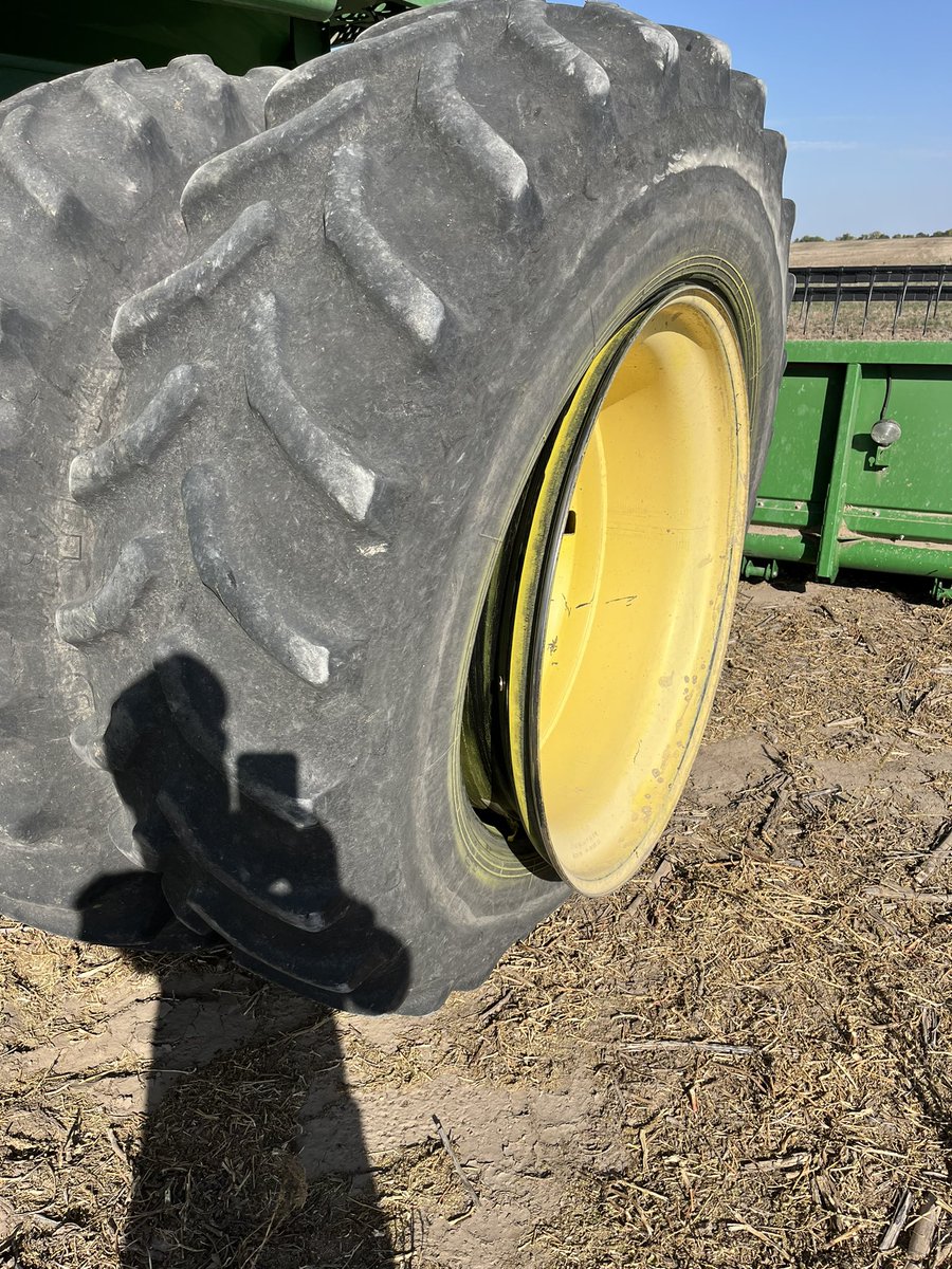 Tim15167195's tweet photo. Well, after getting several friends to stop by and help (bring beer) we decided my tire is flat. Maybe it will fix itself overnight. 🙄😎 https://t.co/S27esfseHM