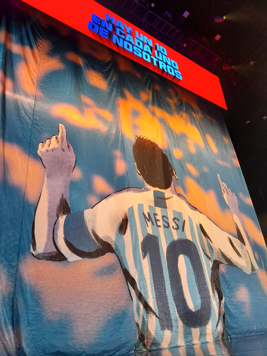 DaiOrtiz07's tweet photo. Que lindo es el #MessiCirque. Ver un espectáculo con tanto amor hacia Messi es hermoso 💜 https://t.co/0OEXnfSupo