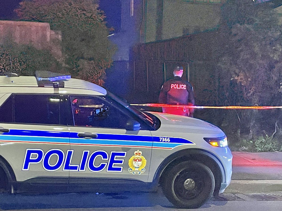 Cameradenuit2's tweet photo. 21h30 Ottawa secteur 10 Line et Charlemagne
Importante opération policière présentement en cours un homme a été transporté d’urgence au centre de traumatologie en arrêt cardio respiratoire après avoir reçu un projectile d’armes à feu des enquêteurs ont été assigné à ce dossier https://t.co/CmJYV1VQEZ