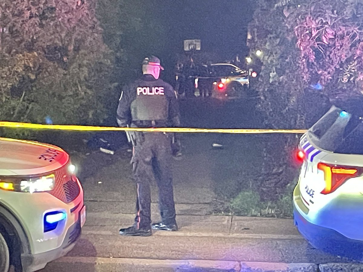 Cameradenuit2's tweet photo. 21h30 Ottawa secteur 10 Line et Charlemagne
Importante opération policière présentement en cours un homme a été transporté d’urgence au centre de traumatologie en arrêt cardio respiratoire après avoir reçu un projectile d’armes à feu des enquêteurs ont été assigné à ce dossier https://t.co/CmJYV1VQEZ