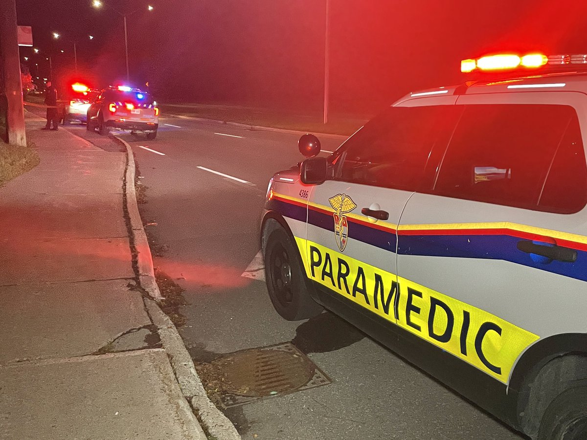 Cameradenuit2's tweet photo. 21h30 Ottawa secteur 10 Line et Charlemagne
Importante opération policière présentement en cours un homme a été transporté d’urgence au centre de traumatologie en arrêt cardio respiratoire après avoir reçu un projectile d’armes à feu des enquêteurs ont été assigné à ce dossier https://t.co/CmJYV1VQEZ