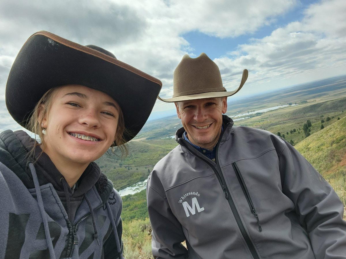 zakmlmiller's tweet photo. Amazing horsepower all at the same time to bring in the fall harvest. It takes great family, great help, and an awesome community to be patient with teenagers in spud trucks and cows on the road.  #Idaho #AgTwitter #agproud #stillfarming https://t.co/69qoNgPSJw