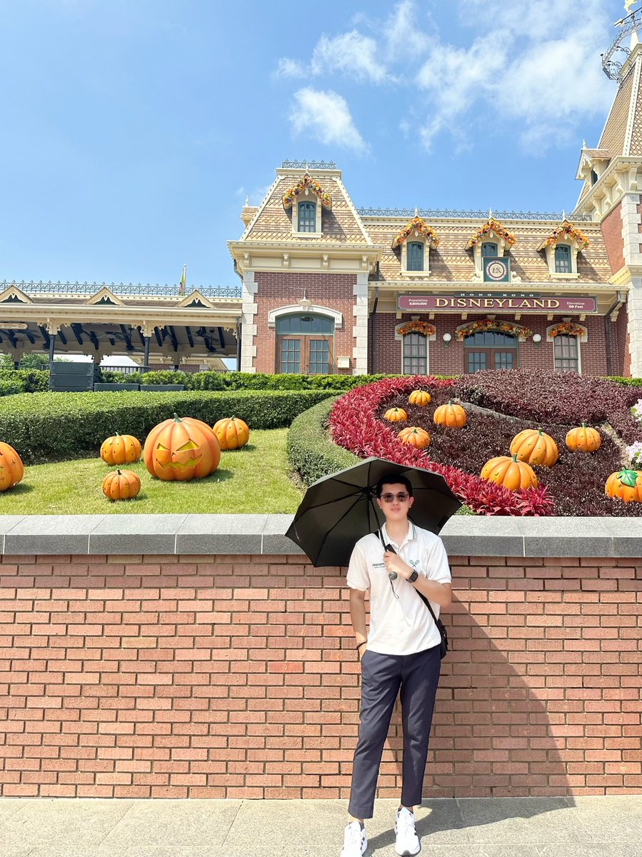 iamajashton's tweet photo. As soon as time begins, the magic's never-ending ✨🧚🏻♀️ #hongkongdisneyland
#wheninHongkong🇭🇰2023
#photodumpseries https://t.co/qBIMRDeXSw