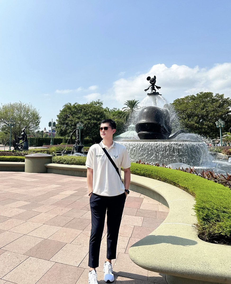 iamajashton's tweet photo. As soon as time begins, the magic's never-ending ✨🧚🏻♀️ #hongkongdisneyland
#wheninHongkong🇭🇰2023
#photodumpseries https://t.co/qBIMRDeXSw