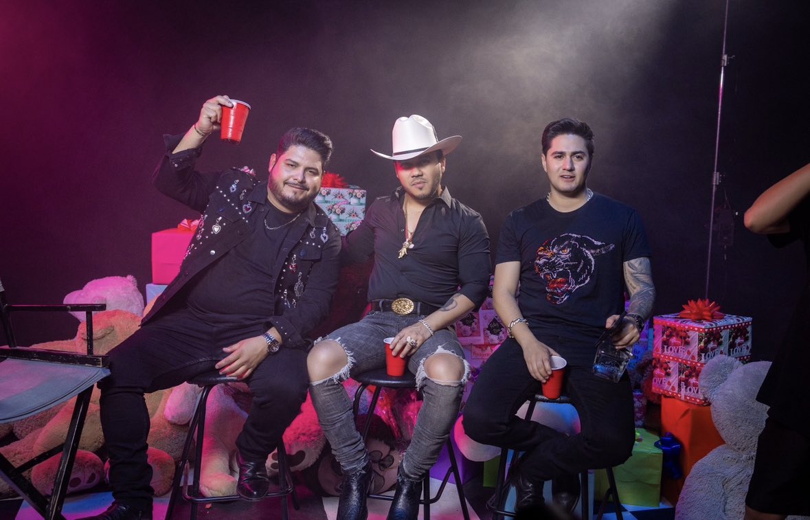 adictivaoficial's tweet photo. MAÑANA ya podrás dedicarle #BuenProvecho a esa persona 😏

#laadictiva #adictiva #buenprovecho #estreno #newsong https://t.co/djXJjyp2R9