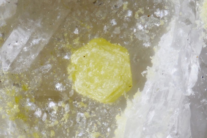 UTokyo_issp's tweet photo. 【研究成果】新鉱物「桐生石」と「群馬石」を発見💎✨

地質図から「石英脈中のマンガン重石」を���めて採掘。既存鉱物のCaをMnに置換された「桐生石」、似た理想化学組成がなく、予見できなかったのが「群馬石」

電顕、X線構造解析を駆使して解明、ようやく承認されました👏

https://t.co/jcdsIilYju https://t.co/O9T4V2e97h