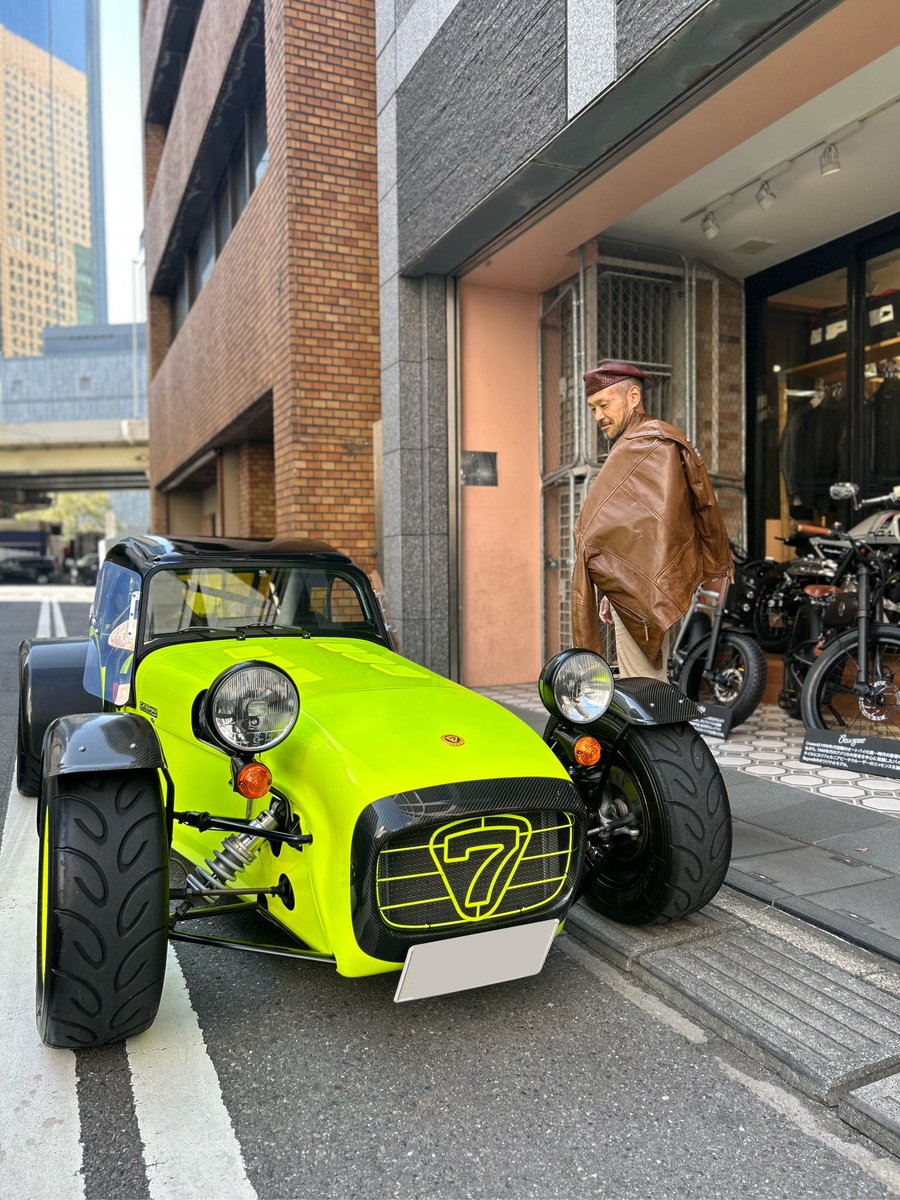 Motori_ginza's tweet image. 思わぬ来客....🏎️☺️✨✨
青空に映えますね〜！
#superseven #motorimoda