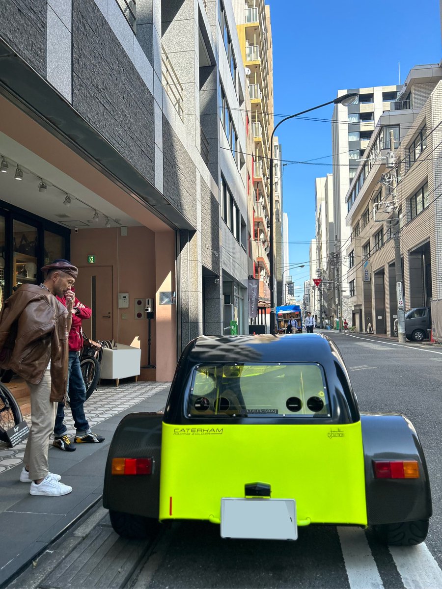 Motori_ginza's tweet image. 思わぬ来客....🏎️☺️✨✨
青空に映えますね〜！
#superseven #motorimoda