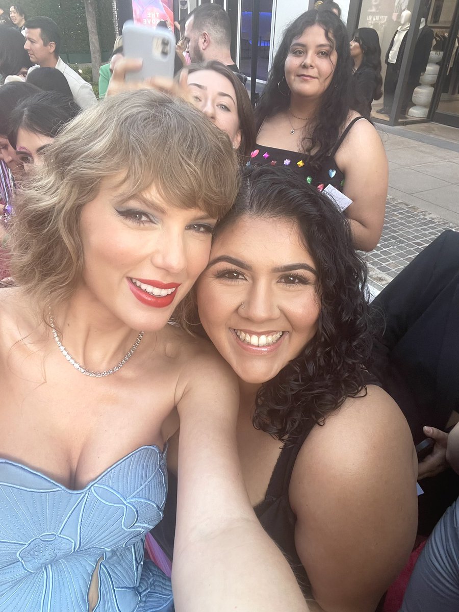swiftsoss's tweet photo. 1989 and 1989 taylor’s version 😭😭 i’m crying https://t.co/AGeasYuvdq